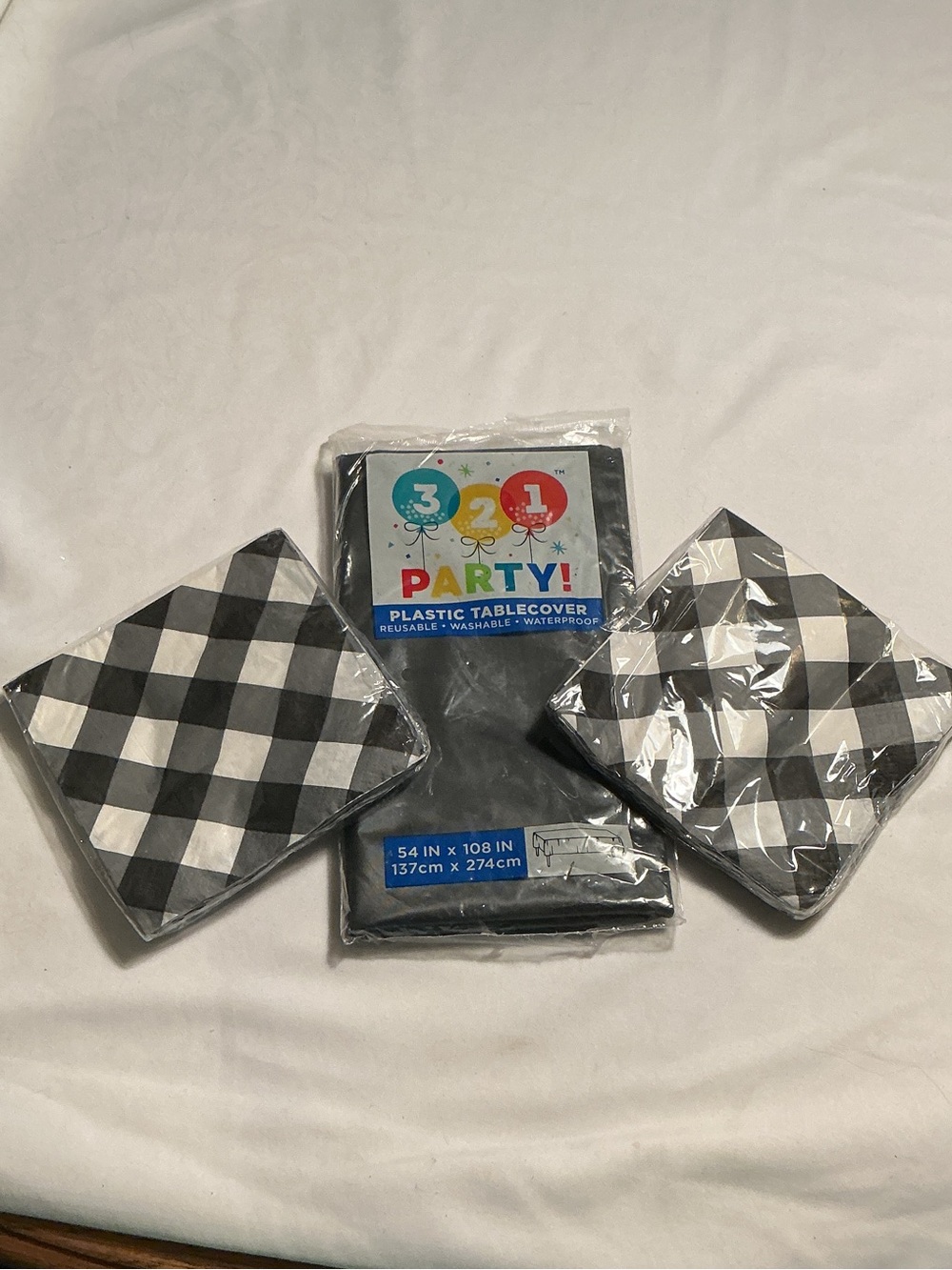 NWT Black & White Buffalo Check Plastic Tablecover and 2 pk Napkin Set